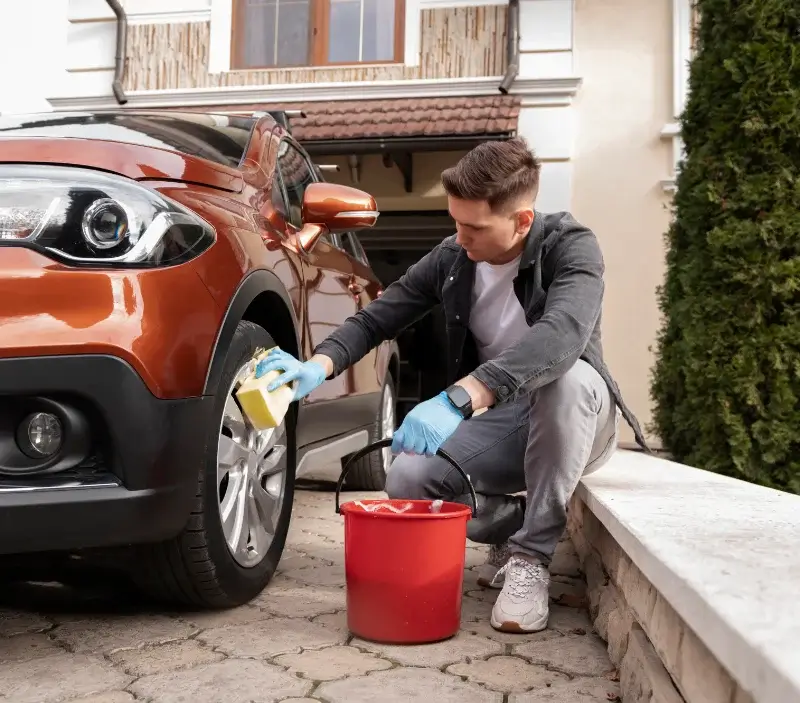 Lavage auto à domicile Nibelle : professionnel intervenant sur un véhicule